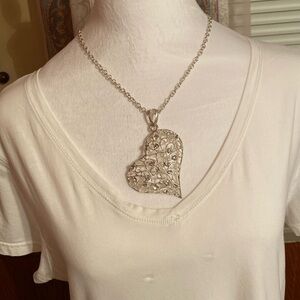 EUC Silver Plated Filigree Heart Pendant Necklace with Rhinestone Accents